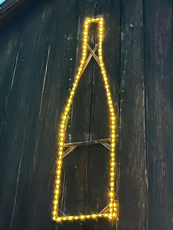 Flaschendekor auf Weinfassboden