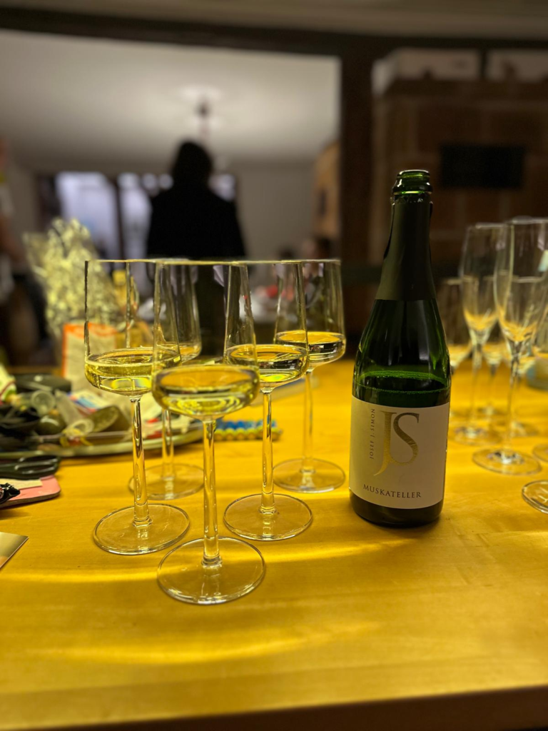 Josef Simon Wein auf festlich gedeckter Tafel