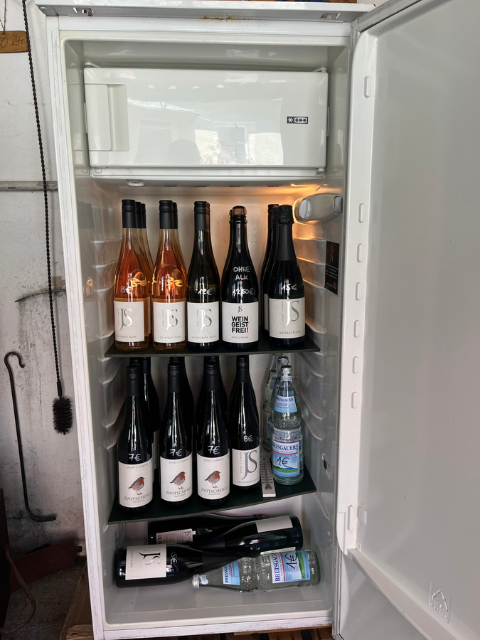 Wein im Kühlschrank im Brennhäusle